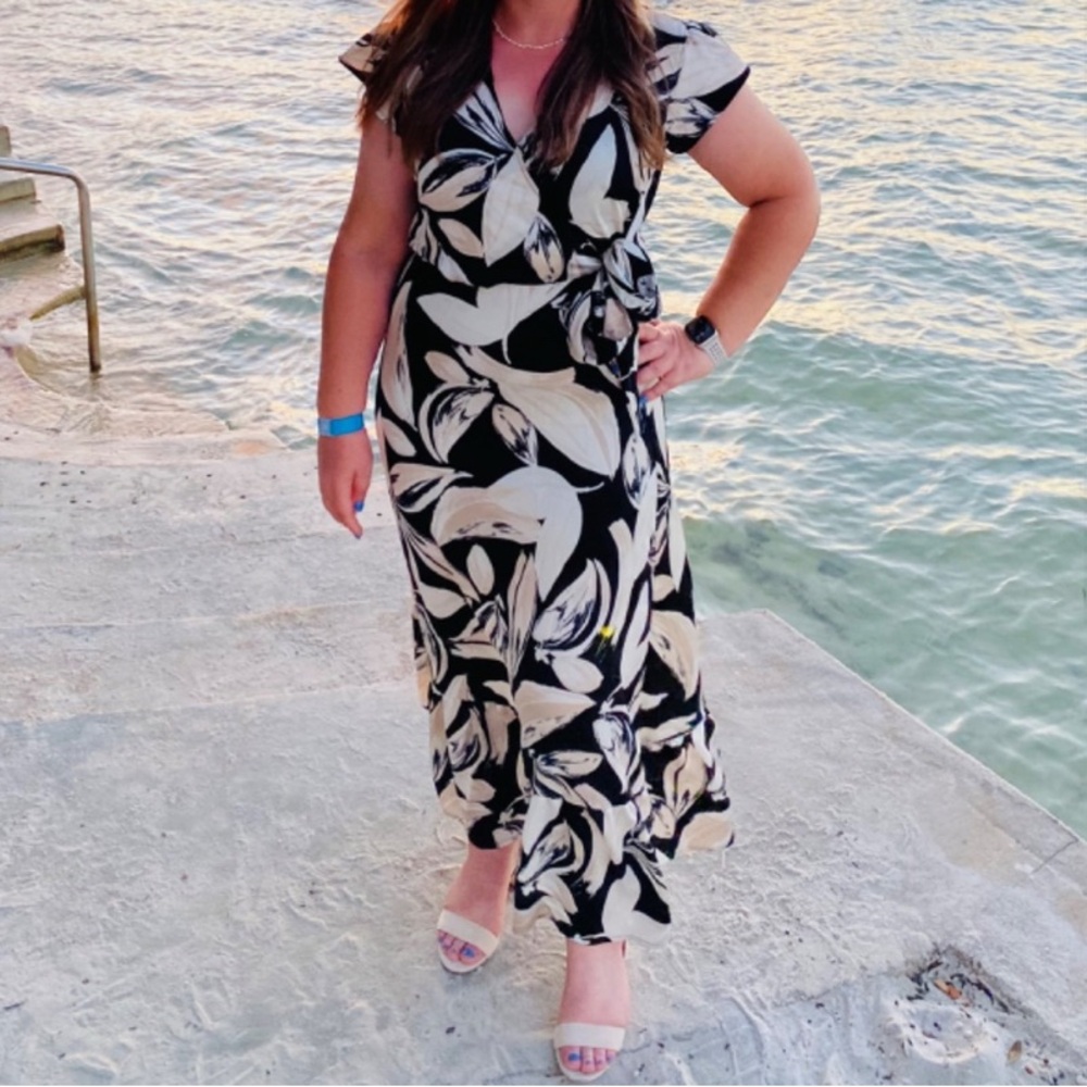 Elegant Black and Cream Floral Dress size 8 or M